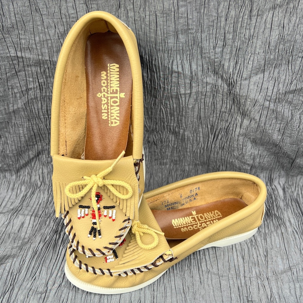Vtg Minnetonka Moccasins 176 women's beaded Thunderbird boat shoes US Size 6 USA